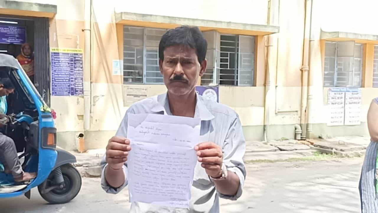 Balurghat: 'পায়ে ইনফেকশন নিয়ে ভর্তি হয়েছিল, ডাক্তার বলল সেরে গেছে, এখন এসে দেখি শরীর পুরো ঠান্ডা, ও তো চলেই গেল' Balurghat: 'পায়ে ইনফেকশন নিয়ে ভর্তি হয়েছিল, ডাক্তার বলল সেরে গেছে, এখন এসে দেখি শরীর পুরো ঠান্ডা, ও তো চলেই গেল'