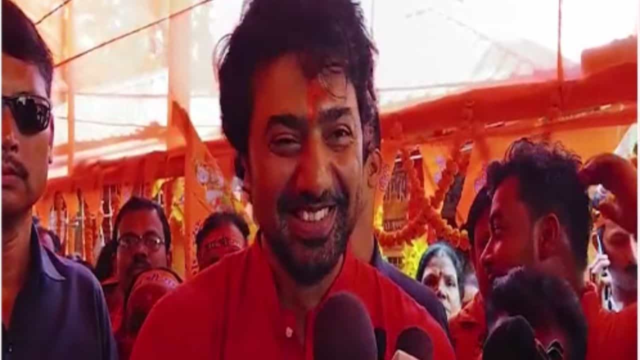 Dev: ধর্ম নিয়ে রাজনীতি করে তৃণমূল? দেব হেসে বললেন, 'জয় শ্রী রাম' Dev: ধর্ম নিয়ে রাজনীতি করে তৃণমূল? দেব হেসে বললেন, 'জয় শ্রী রাম'