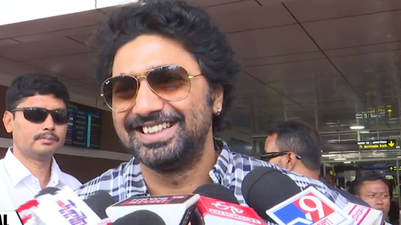 Dev: চোখে সানগ্লাস, হাসিমুখে সবে বেরবেন বিমানবন্দর থেকে, হঠাৎ উঠল জয় শ্রীরাম, দেব কী করলেন জানেন?