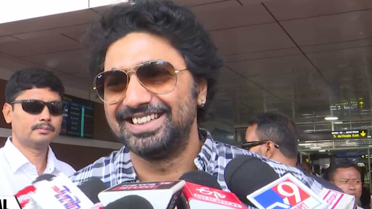Dev: চোখে সানগ্লাস, হাসিমুখে সবে বেরবেন বিমানবন্দর থেকে, হঠাৎ উঠল 'জয় শ্রীরাম', দেব কী করলেন জানেন? Dev: চোখে সানগ্লাস, হাসিমুখে সবে বেরবেন বিমানবন্দর থেকে, হঠাৎ উঠল 'জয় শ্রীরাম', দেব কী করলেন জানেন?