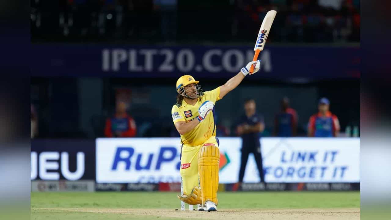 MS Dhoni: ৬x৩, ৪x৪; 'মাহি মার রাহা হ্যায়' মুহূর্তে মুগ্ধ ক্রিকেট প্রেমীরা MS Dhoni: ৬x৩, ৪x৪; 'মাহি মার রাহা হ্যায়' মুহূর্তে মুগ্ধ ক্রিকেট প্রেমীরা