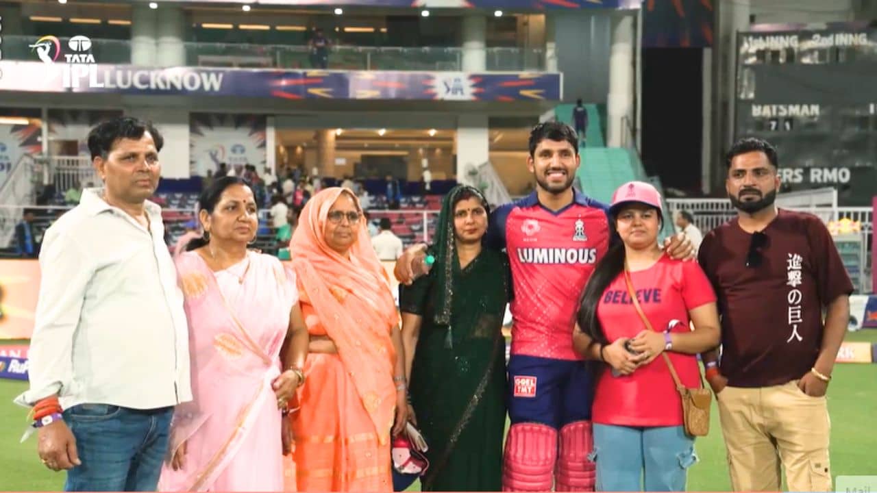 Dhruv Jurel: ঘরের মাঠে ম্যাচ জেতানো ইনিংস, পরিবারের সঙ্গে আনন্দে মাতলেন ধ্রুব জুরেল