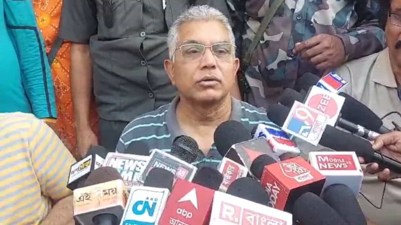 Dilip Ghosh: নির্বাচনের আগে সুকৌশলে বামেদের বার্তা দিলেন দিলীপ, কী বললেন? Dilip Ghosh: নির্বাচনের আগে সুকৌশলে বামেদের বার্তা দিলেন দিলীপ, কী বললেন?