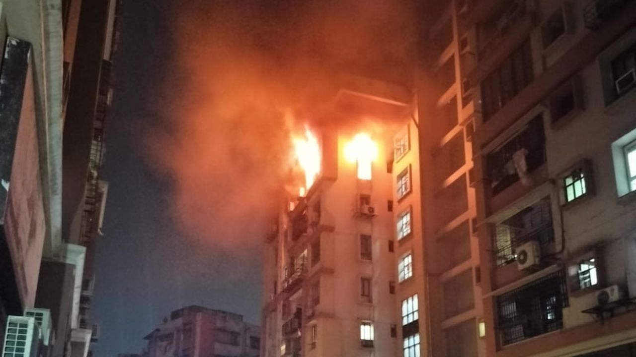 Fire in Kolkata: এসিতে শর্ট সার্কিট! দাউ দাউ করে আগুন ধরল কলকাতার বহুতলে
