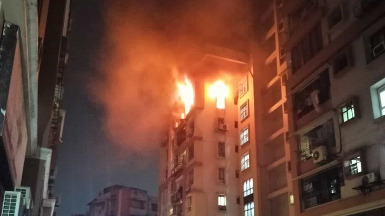 Fire in Kolkata: এসিতে শর্ট সার্কিট! দাউ দাউ করে আগুন ধরল কলকাতার বহুতলে Fire in Kolkata: এসিতে শর্ট সার্কিট! দাউ দাউ করে আগুন ধরল কলকাতার বহুতলে
