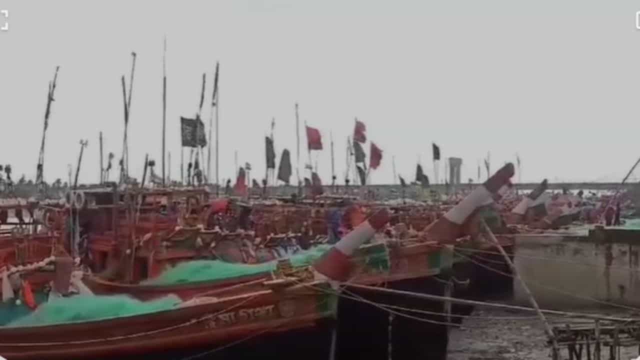 South 24 Parganas: ট্রলার থেকে পিছলে যায় পা, জম্বুদ্বীপের কাছ থেকে উদ্ধার মৎস্যজীবীর দেহ South 24 Parganas: ট্রলার থেকে পিছলে যায় পা, জম্বুদ্বীপের কাছ থেকে উদ্ধার মৎস্যজীবীর দেহ