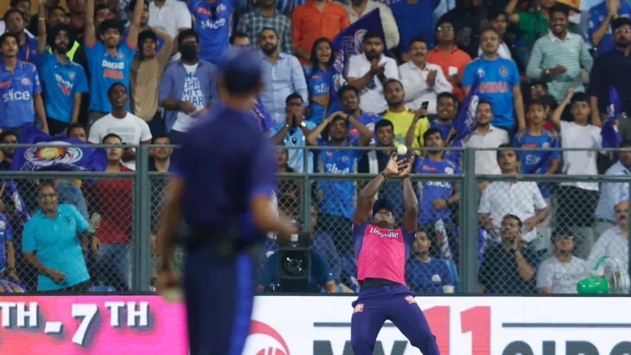 MI FANS ভিডিয়ো: এই হাল! বিধ্বংসী ব্যাটারের আউটে মাথা ঠুকলেন মুম্বই ফ্যান