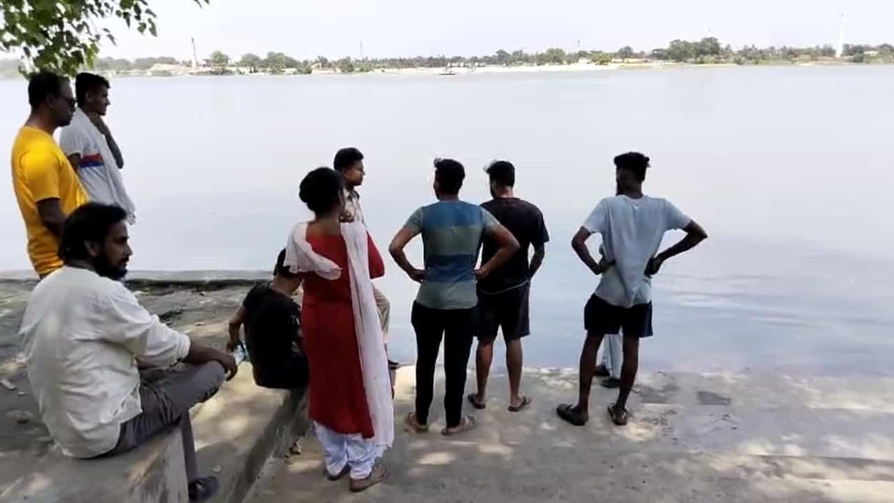 Hooghly: উত্তরপাড়া-ত্রিবেণীতে গঙ্গা স্নানে নেমে তলিয়ে গেল তিন যুবক, রাতে উদ্ধার ২ জনের দেহ Hooghly: উত্তরপাড়া-ত্রিবেণীতে গঙ্গা স্নানে নেমে তলিয়ে গেল তিন যুবক, রাতে উদ্ধার ২ জনের দেহ