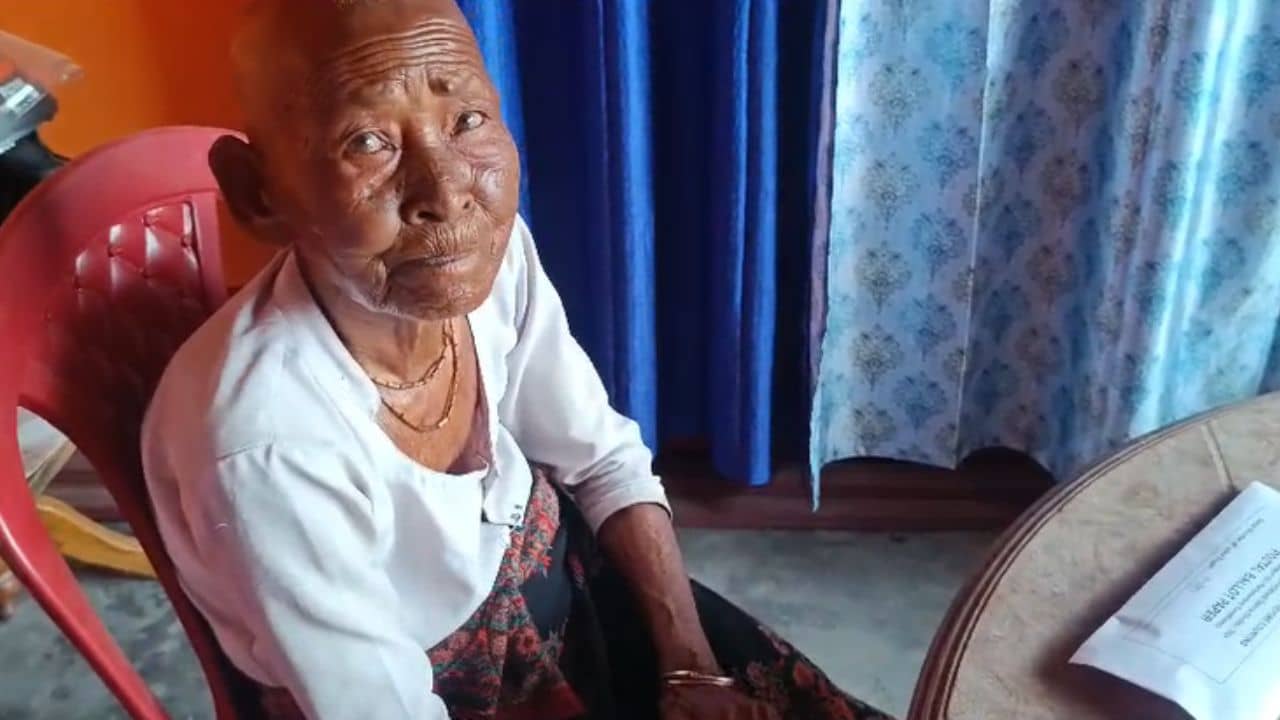 Jalpaiguri: শুরু হয়ে গেল চব্বিশের ভোটগ্রহণ প্রক্রিয়া, বাড়ি বাড়ি গিয়ে ভোট করালেন কর্মীরা