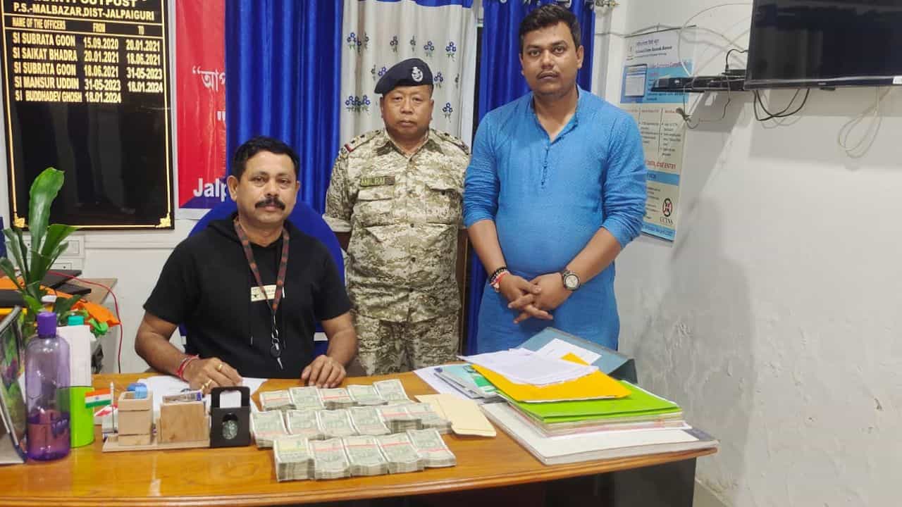 Jalpaiguri: ভোটের মুখে বিজেপি নেতা-নেত্রীর গাড়ি থেকে লক্ষ লক্ষ টাকা উদ্ধার, শুরু রাজনৈতিক চর্চা Jalpaiguri: ভোটের মুখে বিজেপি নেতা-নেত্রীর গাড়ি থেকে লক্ষ লক্ষ টাকা উদ্ধার, শুরু রাজনৈতিক চর্চা