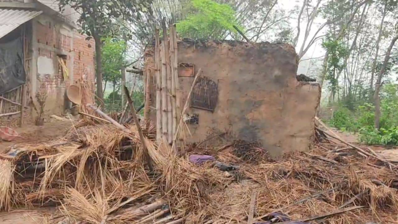 Jhargram: আগুনে দাউ দাউ জ্বলছে বিজেপি সদস্যের বাড়ি, কাঠগড়ায় তৃণমূল!