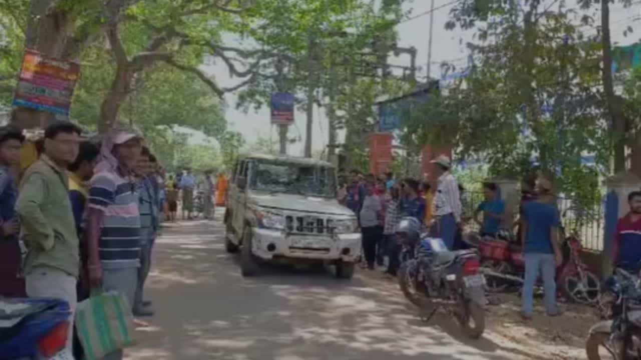 North Dinajpur: বালি পাচার রুখতে গিয়ে 'আক্রান্ত' BLRO দফতরের আধিকারিকরা North Dinajpur: বালি পাচার রুখতে গিয়ে 'আক্রান্ত' BLRO দফতরের আধিকারিকরা