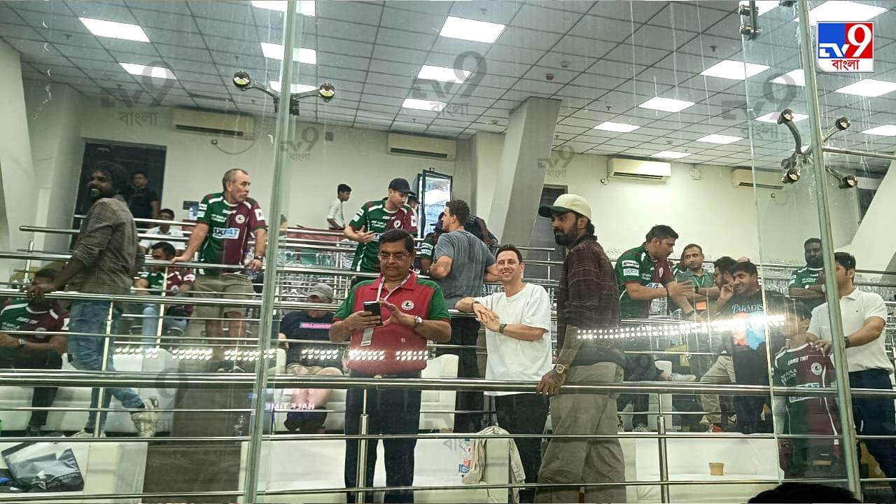 KL Rahul and Some LSG player visits VYBK in Kolkata to watch Mohun Bagan Super Giant vs Mumbai City FC ISL Match, check Exclusive photos (7)