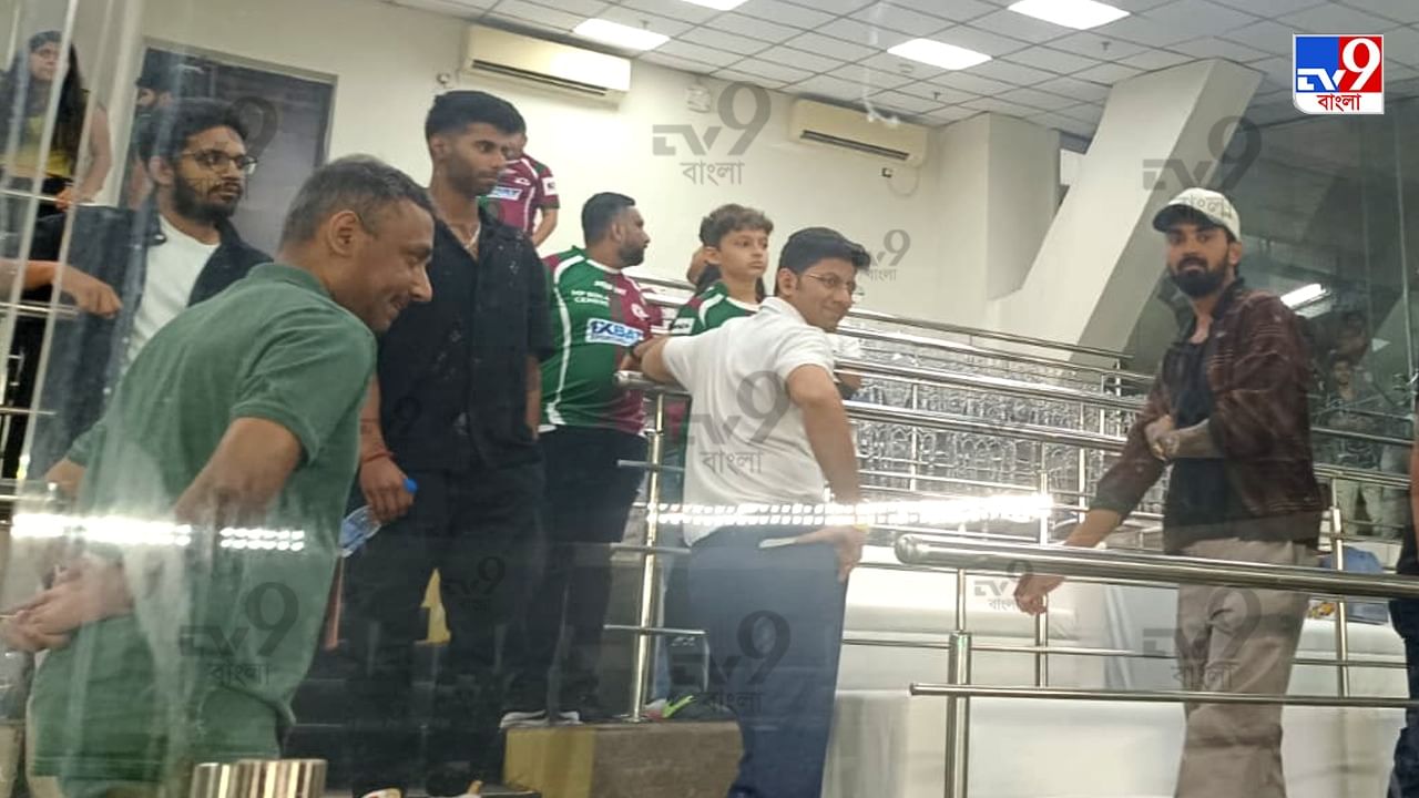 KL Rahul and Some LSG player visits VYBK in Kolkata to watch Mohun Bagan Super Giant vs Mumbai City FC ISL Match, check Exclusive photos (8)