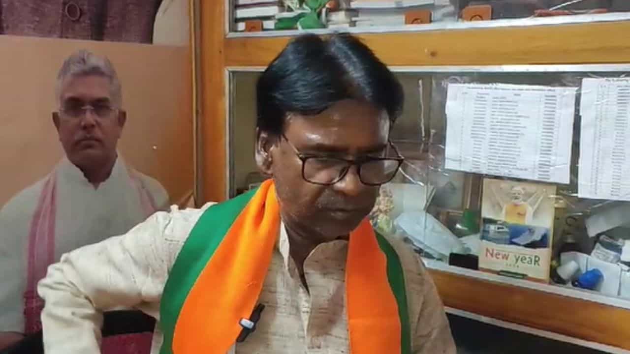 Khagen Murmu: প্রচারে গিয়ে যুবতীর গালে চুমু খগেনের, TMC-র ছবি পোস্টে দিলেন জবাবও Khagen Murmu: প্রচারে গিয়ে যুবতীর গালে চুমু খগেনের, TMC-র ছবি পোস্টে দিলেন জবাবও