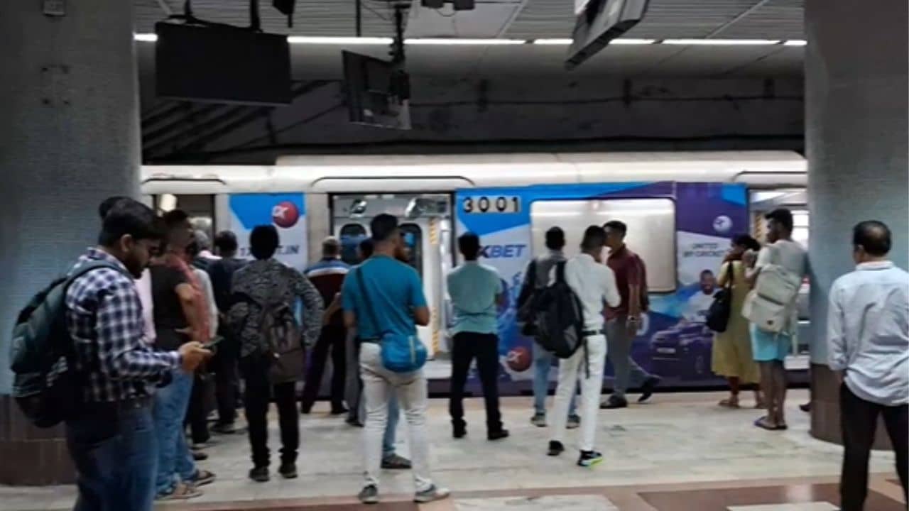 Kolkata Metro: শোভাবাজারে ঢোকার পর আর চলল না মেট্রো, ব্যস্ত সময়ে চরম বিপাকে যাত্রীরা