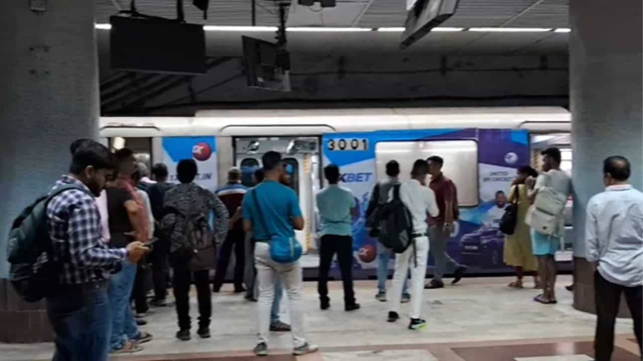 Kolkata Metro: শোভাবাজারে ঢোকার পর আর চলল না মেট্রো, ব্যস্ত সময়ে চরম বিপাকে যাত্রীরা Kolkata Metro: শোভাবাজারে ঢোকার পর আর চলল না মেট্রো, ব্যস্ত সময়ে চরম বিপাকে যাত্রীরা