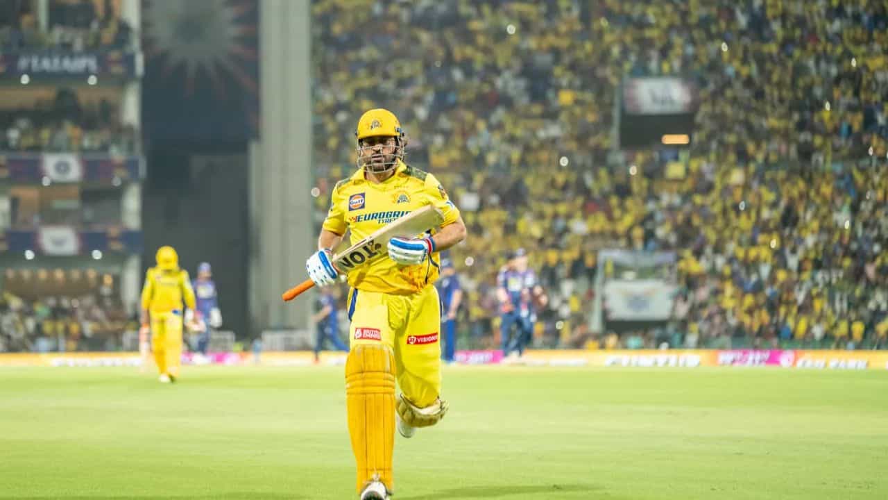 MS Dhoni: অভি না যাও ছোড় কর... লখনউ মসনদে বসাল 'নবাব' ধোনিকে! MS Dhoni: অভি না যাও ছোড় কর... লখনউ মসনদে বসাল 'নবাব' ধোনিকে!