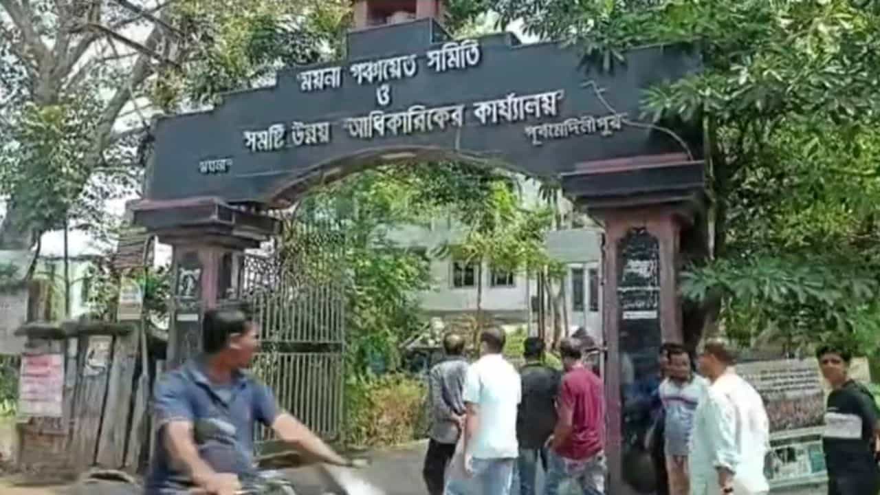Lakshmir Bhandar: বিডিও-র পাসওয়ার্ড হ্যাক, লক্ষ্মীর ভান্ডারের টাকা পাইয়ে দিতেন বাবা-কাকা-পাড়ার ভাইদের! দেড় বছর পর... Lakshmir Bhandar: বিডিও-র পাসওয়ার্ড হ্যাক, লক্ষ্মীর ভান্ডারের টাকা পাইয়ে দিতেন বাবা-কাকা-পাড়ার ভাইদের! দেড় বছর পর...