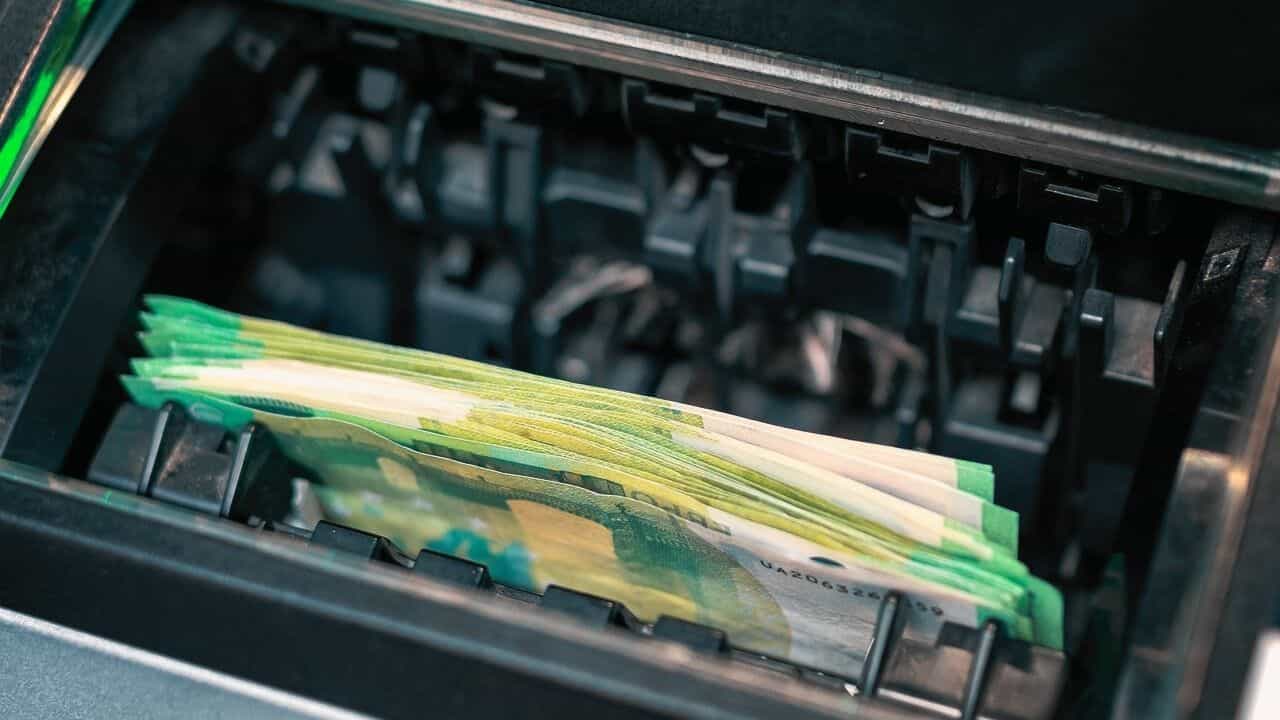 ATM থেকে ক'বার ফ্রি-তে টাকা তোলা যায়? কত টাকাই বা তুলতে পারবেন একদিনে? ATM থেকে ক'বার ফ্রি-তে টাকা তোলা যায়? কত টাকাই বা তুলতে পারবেন একদিনে?