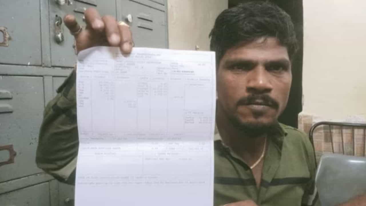 Aadhar-PAN Card Link: আধার-প্যান কার্ড লিঙ্ক করাননি, ৯০০০ কর্মীর অ্যাকাউন্টে এল মাত্র ১ টাকা বেতন! Aadhar-PAN Card Link: আধার-প্যান কার্ড লিঙ্ক করাননি, ৯০০০ কর্মীর অ্যাকাউন্টে এল মাত্র ১ টাকা বেতন!