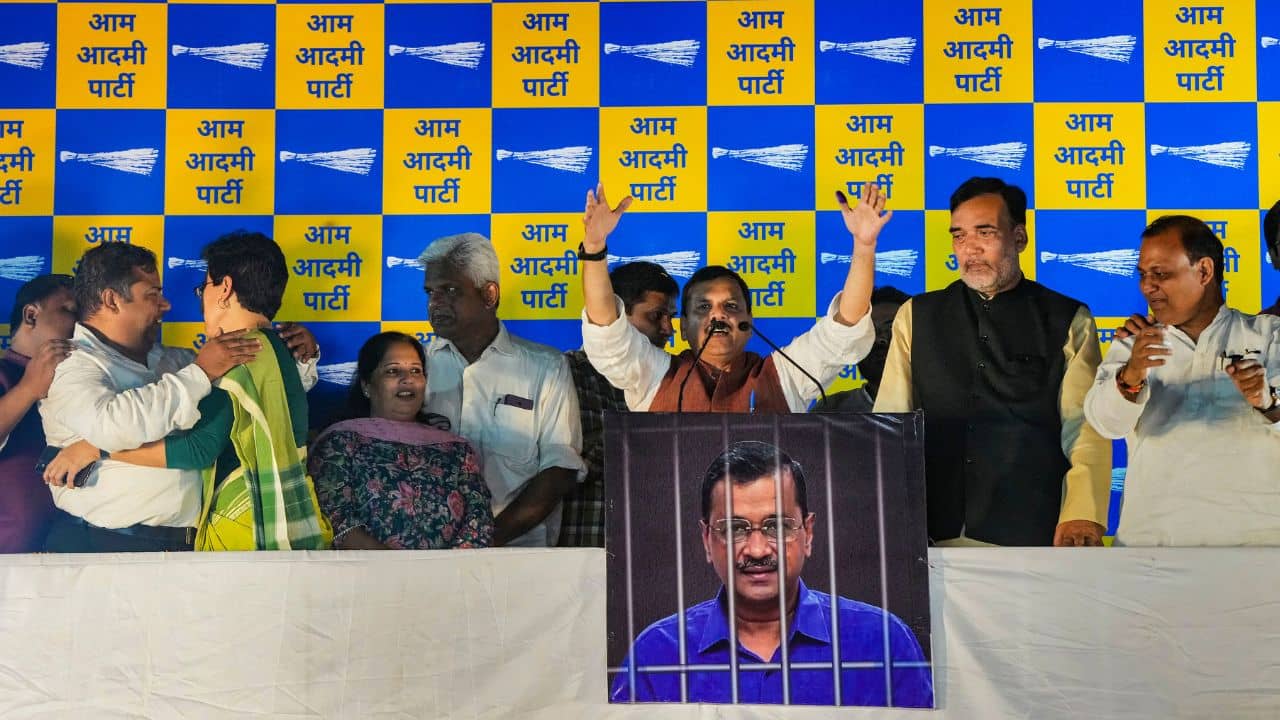 AAP Mass Fasting: জেলে কষ্ট পাচ্ছেন মুখ্যমন্ত্রী কেজরীবাল, আজ দেশজুড়ে গণ অনশনে বসছে AAP