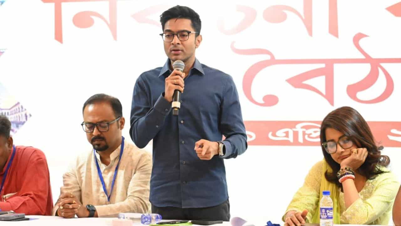 Abhishek Banerjee: নাম না করে লকেটকে 'পরামর্শ', রচনার হয়ে ব্যাট ধরে কী বার্তা দিলেন অভিষেক Abhishek Banerjee: নাম না করে লকেটকে 'পরামর্শ', রচনার হয়ে ব্যাট ধরে কী বার্তা দিলেন অভিষেক