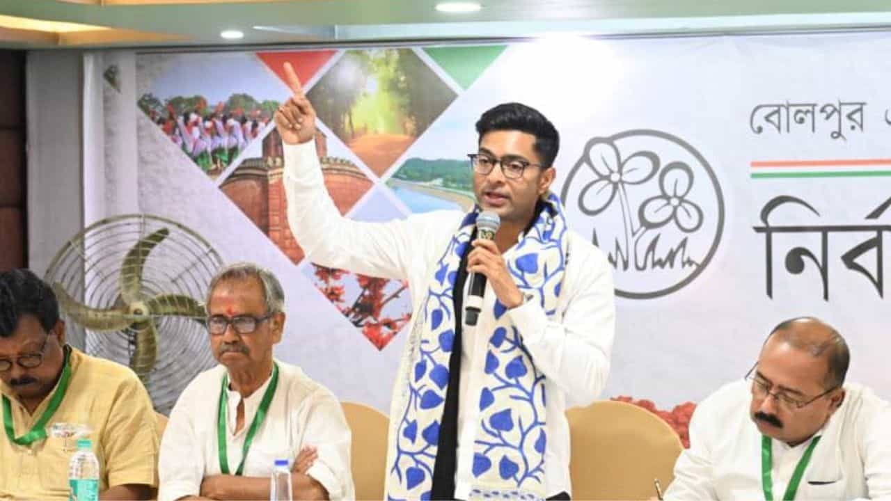 Abhishek Banerjee: কেষ্টর ডেরায় অভিষেক যা বলার বলে দিয়েছেন, 'ভাল হলে পুরস্কার, আর তা নাহলে...' Abhishek Banerjee: কেষ্টর ডেরায় অভিষেক যা বলার বলে দিয়েছেন, 'ভাল হলে পুরস্কার, আর তা নাহলে...'