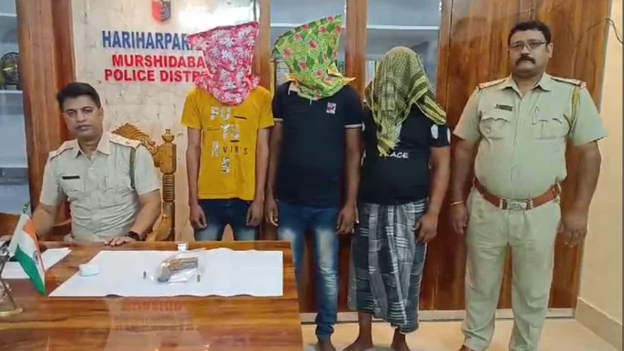 Murshidabad: গামছা, বালিশের কভার দিয়ে ঢাকতে হচ্ছে মুখ! যা কাণ্ড ঘটাতে যাচ্ছিল এই তিনজন Murshidabad: গামছা, বালিশের কভার দিয়ে ঢাকতে হচ্ছে মুখ! যা কাণ্ড ঘটাতে যাচ্ছিল এই তিনজন