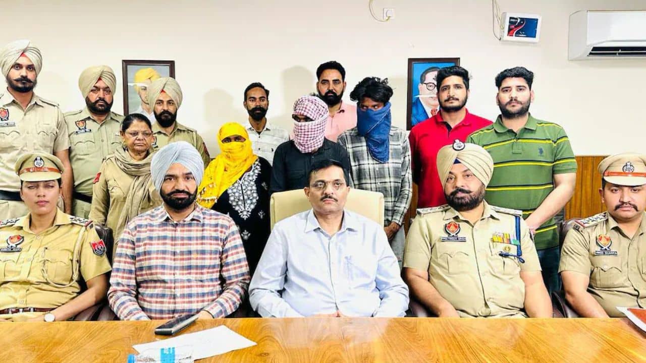 পালিয়ে বিয়ে করেছে মেয়ে, প্রতিশোধে ছেলের মাকে কাপড় খুলিয়ে পাড়ায় ঘোরাল পরিবার