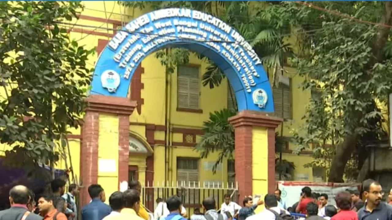 B.Ed. University: এবার প্রাক্তন উপাচার্যের নেতৃত্বে তদন্ত কমিটি গড়ল রাজ্য, সঙ্গে সঙ্গে আদালতে ছুটছে বিশ্ববিদ্যালয় B.Ed. University: এবার প্রাক্তন উপাচার্যের নেতৃত্বে তদন্ত কমিটি গড়ল রাজ্য, সঙ্গে সঙ্গে আদালতে ছুটছে বিশ্ববিদ্যালয়