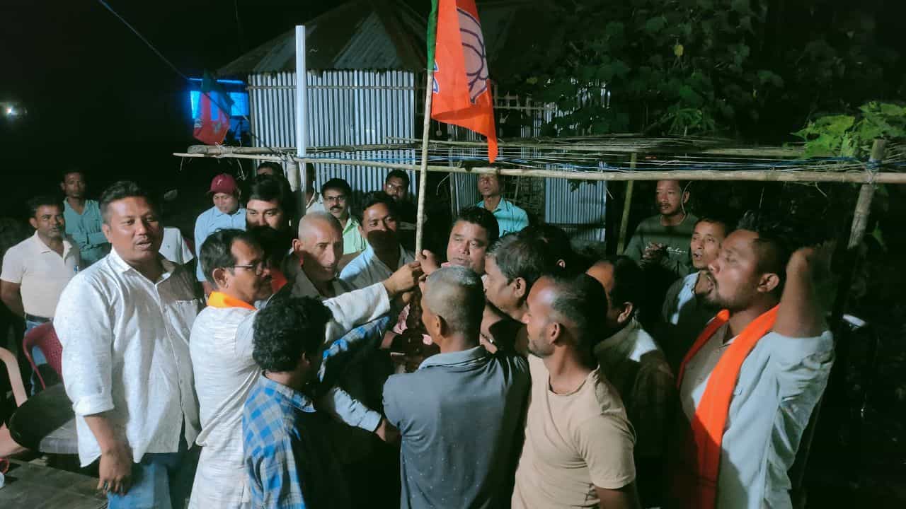 TMC-BJP: অভিষেক ধূপগুড়ির সভা শেষে এলাকা ছাড়তেই তৃণমূলের ঘরে ভাঙন ধরাল বিজেপি! TMC-BJP: অভিষেক ধূপগুড়ির সভা শেষে এলাকা ছাড়তেই তৃণমূলের ঘরে ভাঙন ধরাল বিজেপি!