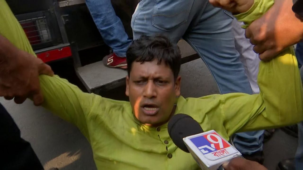 Bhaskar Ghosh: ভাস্কর ঘোষের বিরুদ্ধে এবার ভয়ঙ্কর নিয়ম ভাঙার অভিযোগ, রাজপথে আন্দোলন Bhaskar Ghosh: ভাস্কর ঘোষের বিরুদ্ধে এবার ভয়ঙ্কর নিয়ম ভাঙার অভিযোগ, রাজপথে আন্দোলন