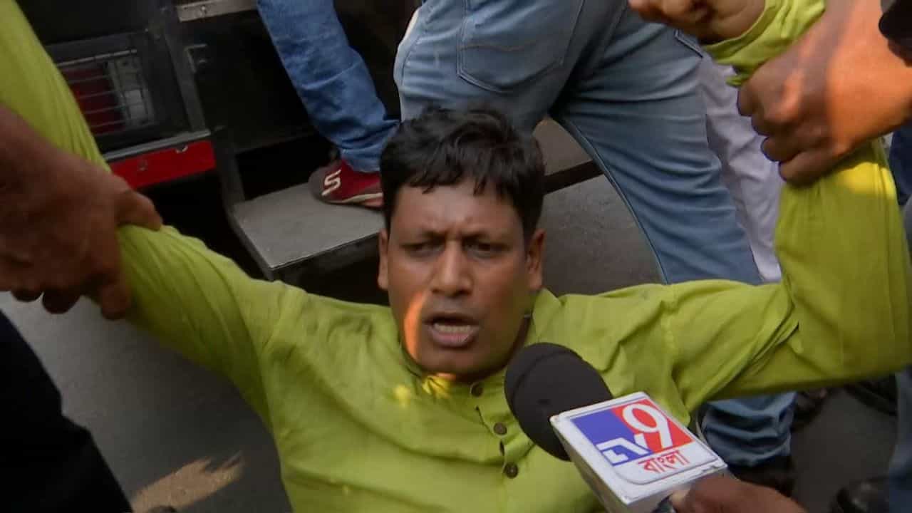 Agitation in Kolkata: সংগ্রামী যৌথ মঞ্চের ভাস্কর ঘোষকে তুলে নিয়ে গিয়ে গ্রেফতার, দাবি আইনজীবীর Agitation in Kolkata: সংগ্রামী যৌথ মঞ্চের ভাস্কর ঘোষকে তুলে নিয়ে গিয়ে গ্রেফতার, দাবি আইনজীবীর