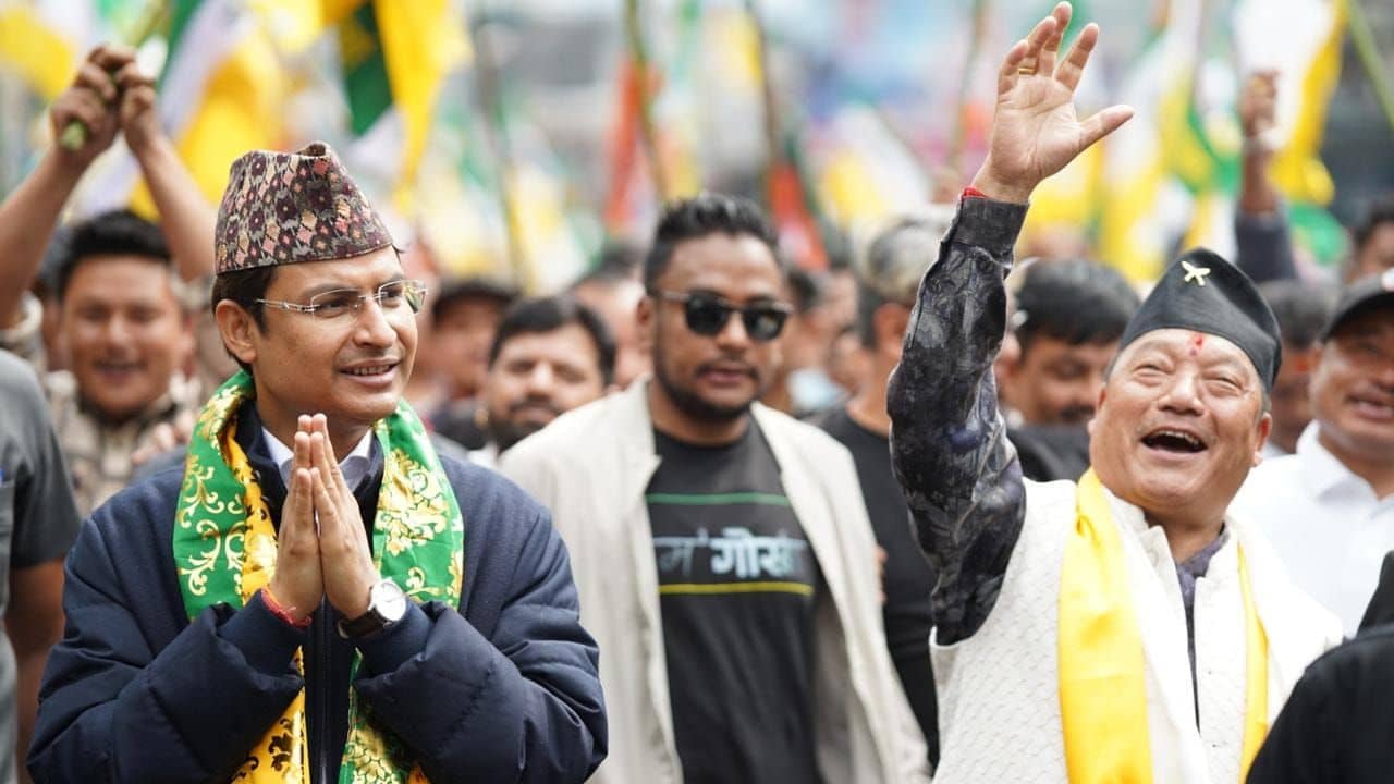 Darjeeling: পাহাড়ে খেলা পুরো ঘুরিয়ে দিল বিজেপি, শেষমেশ পদ্মের শরণেই গুরুং