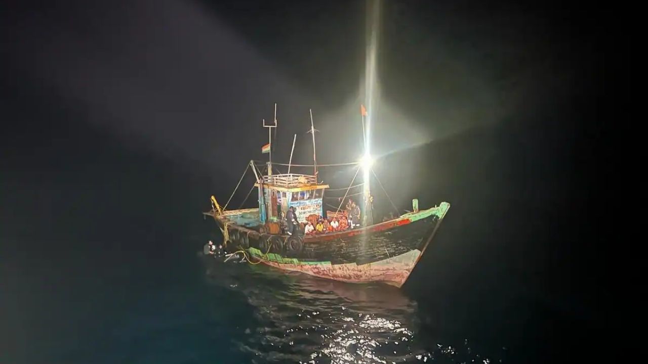 Coast Guard: আরব সাগরের বুকে চলছিল বিরাট ‘খেলা’, মাছ ধরার নৌকা থেকে বেরল ‘গুপ্তধন’