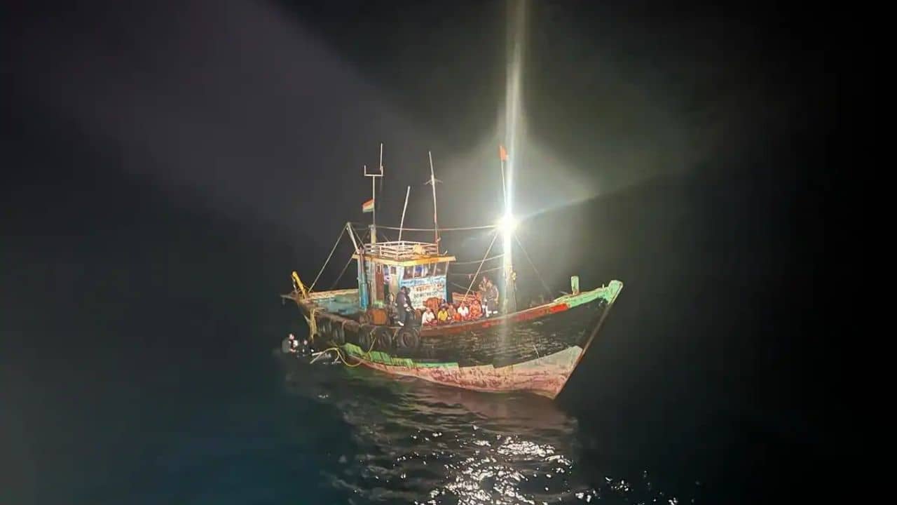 Coast Guard: আরব সাগরের বুকে চলছিল বিরাট খেলা, মাছ ধরার নৌকা থেকে বেরল গুপ্তধন