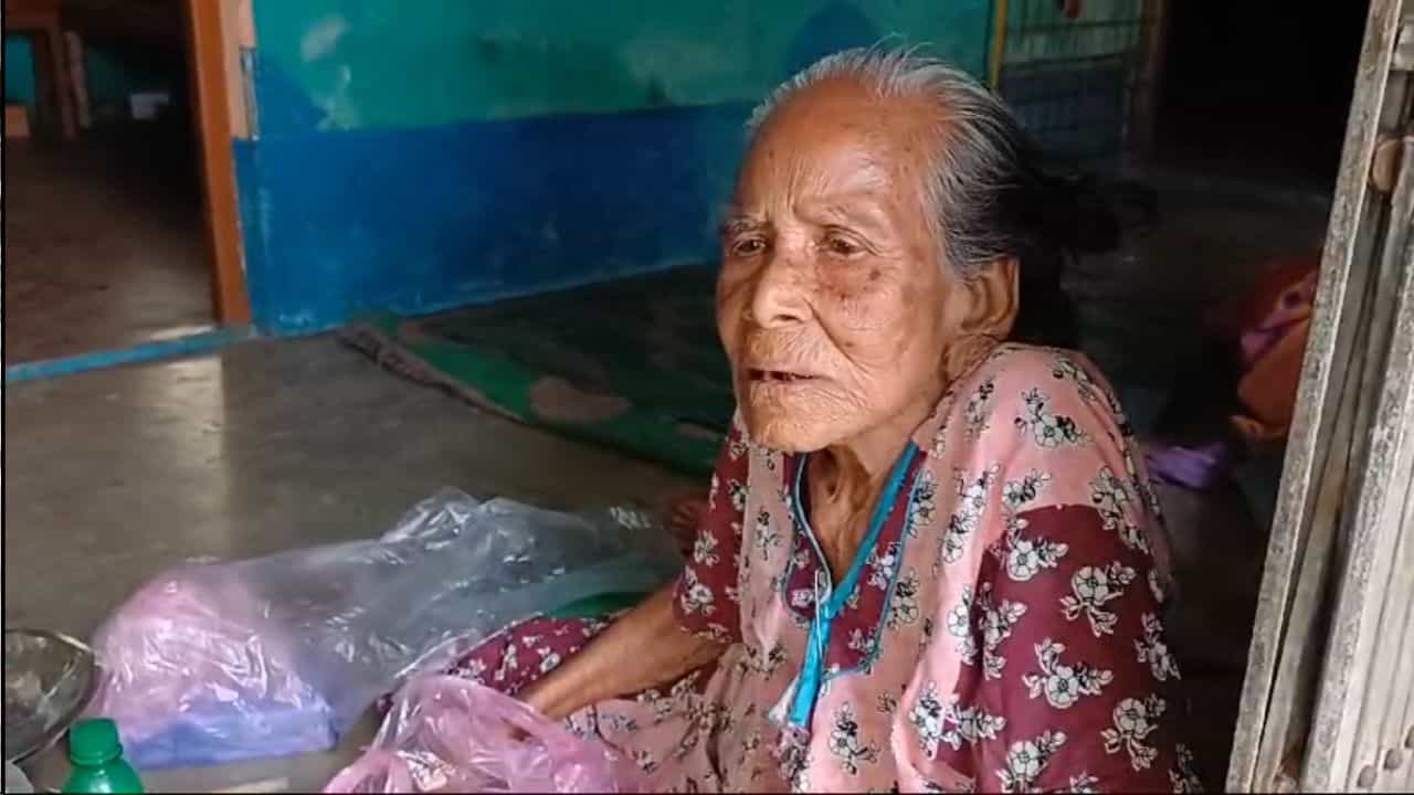 একশো ছুঁইছুঁই, এতগুলো বসন্ত পেরিয়ে এটাই দেখা বাকি ছিল বৃদ্ধার! বৌমার কীর্তিতে থ প্রতিবেশীরা একশো ছুঁইছুঁই, এতগুলো বসন্ত পেরিয়ে এটাই দেখা বাকি ছিল বৃদ্ধার! বৌমার কীর্তিতে থ প্রতিবেশীরা
