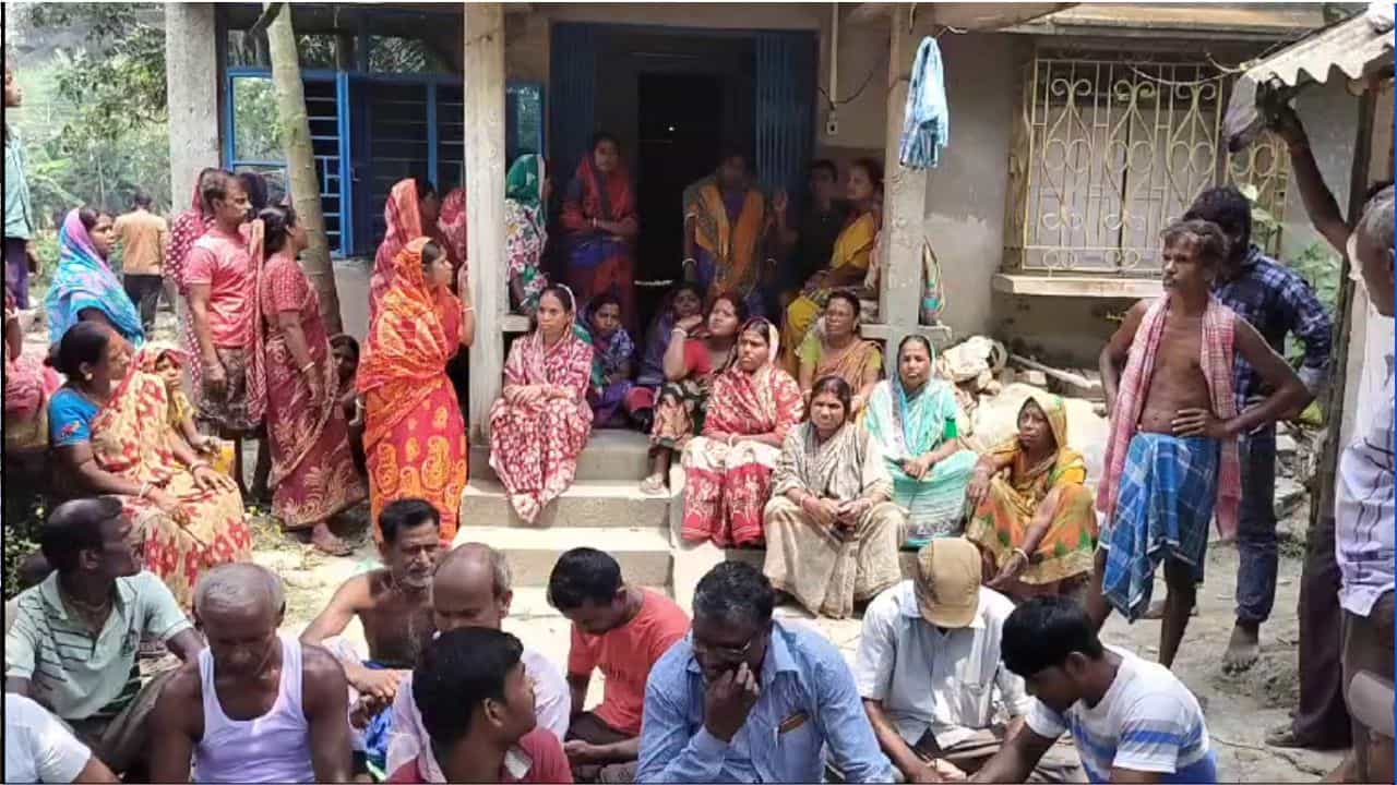 Nandigram: 'বাড়িতে ফোন করে যাচাই করছে কোন বাড়ির মেয়ে', ক্ষোভে ফুটছে নন্দীগ্রাম Nandigram: 'বাড়িতে ফোন করে যাচাই করছে কোন বাড়ির মেয়ে', ক্ষোভে ফুটছে নন্দীগ্রাম