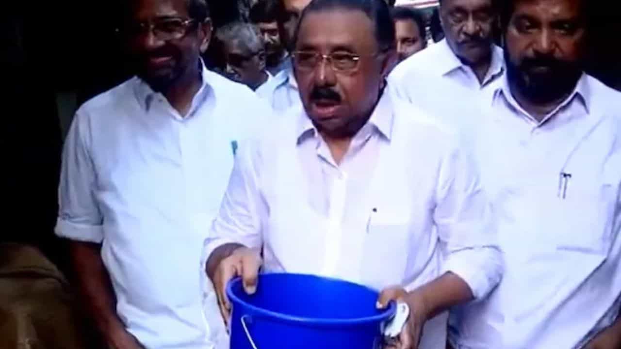 Congress: প্রচারে বেরিয়ে বালতি হাতে চাঁদা তুলছেন নেতা-কর্মীরা! এ কী হাল কংগ্রেসের? Congress: প্রচারে বেরিয়ে বালতি হাতে চাঁদা তুলছেন নেতা-কর্মীরা! এ কী হাল কংগ্রেসের?