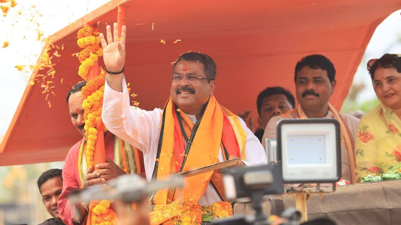 Dharmendra Pradhan: রবিবাসরীয় প্রচারে ঝড় তুললেন ধর্মেন্দ্র, রোড শোয়ে উপচে পড়ল ভিড়