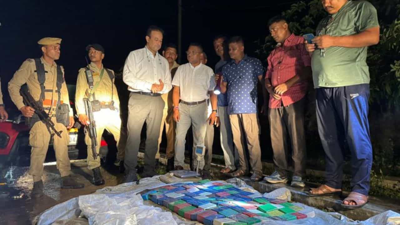 Drugs Recovery: বিস্কুটের বাক্সের ভিতরেই ছিল ২১০ কোটির আসল 'মাল', সীমান্ত পার করতেই বামাল সহ পুলিশের ফাঁদে Drugs Recovery: বিস্কুটের বাক্সের ভিতরেই ছিল ২১০ কোটির আসল 'মাল', সীমান্ত পার করতেই বামাল সহ পুলিশের ফাঁদে