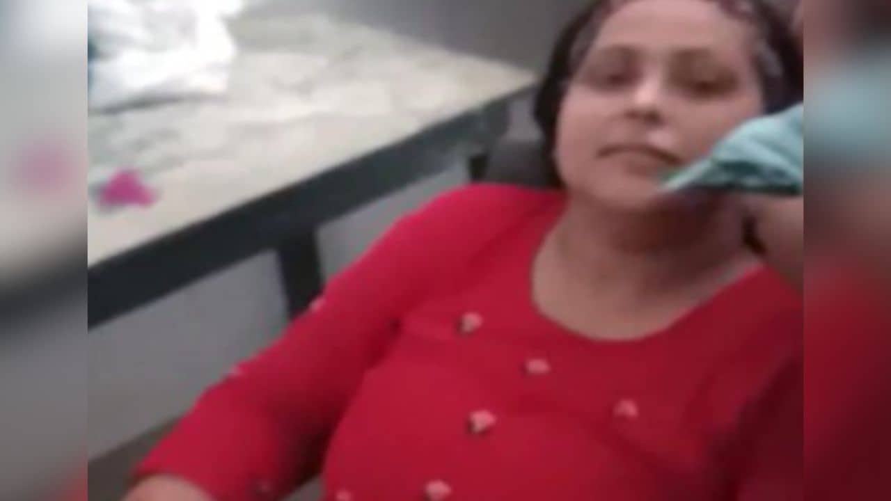 স্কুলে বসে ফেসিয়াল করাচ্ছেন প্রিন্সিপাল, ধরা পড়তেই কামড়ে দিলেন শিক্ষিকাকে!