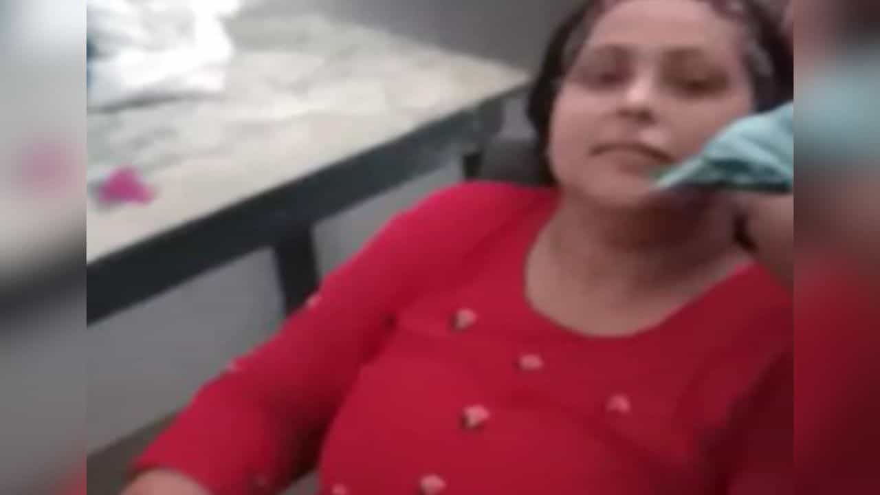 স্কুলে বসে ফেসিয়াল করাচ্ছেন প্রিন্সিপাল, ধরা পড়তেই কামড়ে দিলেন শিক্ষিকাকে! স্কুলে বসে ফেসিয়াল করাচ্ছেন প্রিন্সিপাল, ধরা পড়তেই কামড়ে দিলেন শিক্ষিকাকে!