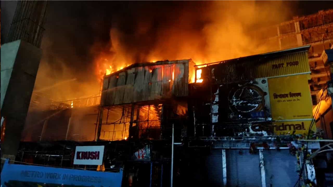 Fire in Kolkata: চিনার পার্কে ভয়াবহ অগ্নিকাণ্ড, রেস্তোরাঁর সর্বগ্রাসী আগুন গিলে খেল সব Fire in Kolkata: চিনার পার্কে ভয়াবহ অগ্নিকাণ্ড, রেস্তোরাঁর সর্বগ্রাসী আগুন গিলে খেল সব