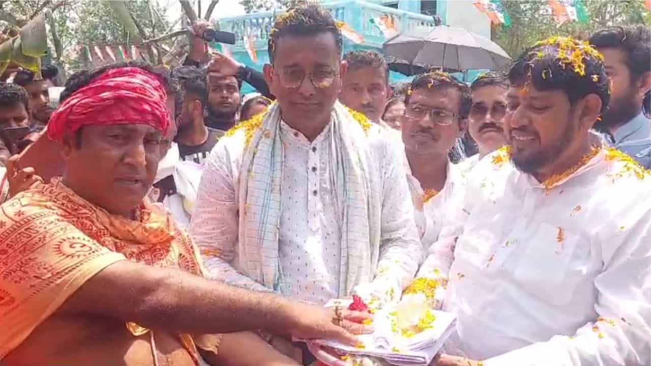 TMC: শিব মন্দিরে পুজো হাজি নুরুলের, সুন্দরবনে প্রচার শুরু তৃণমূল প্রার্থীর TMC: শিব মন্দিরে পুজো হাজি নুরুলের, সুন্দরবনে প্রচার শুরু তৃণমূল প্রার্থীর