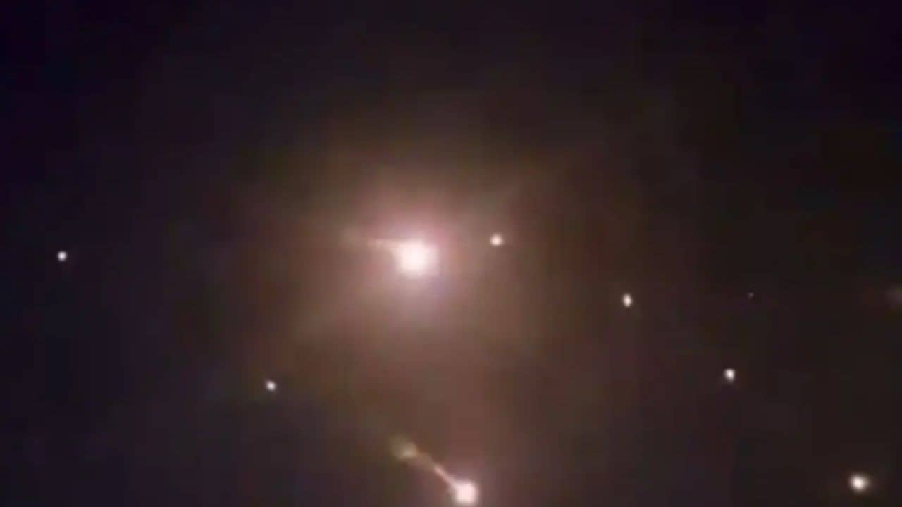 Iran-Israel: আরও ভয়ঙ্কর যুদ্ধ লাগল বলে, ইজরায়েলের উপরে ২০০ মিসাইল দিয়ে হামলা করল ইরান