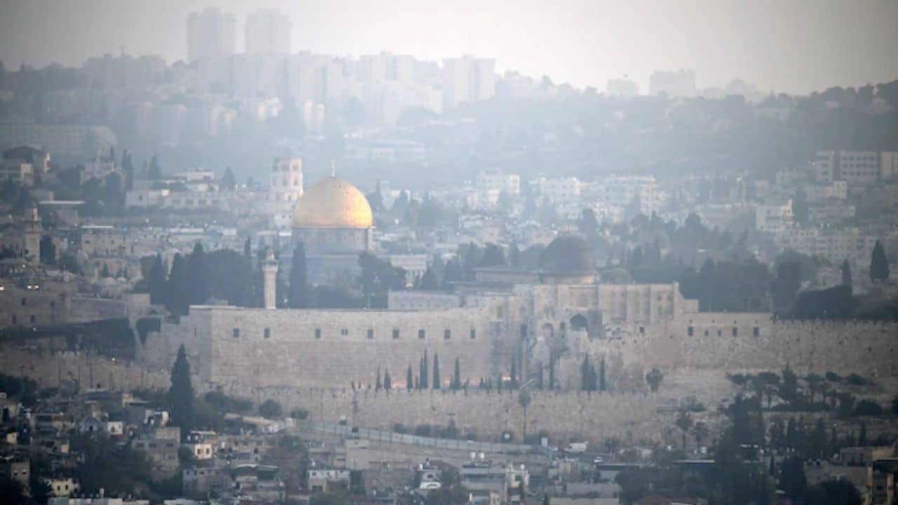 Iran-Israel Attack: শান্ত থাকুন, ইরানের হামলার পরই ইজরায়েলে থাকা ভারতীয়দের সতর্ক করল বিদেশ মন্ত্রক