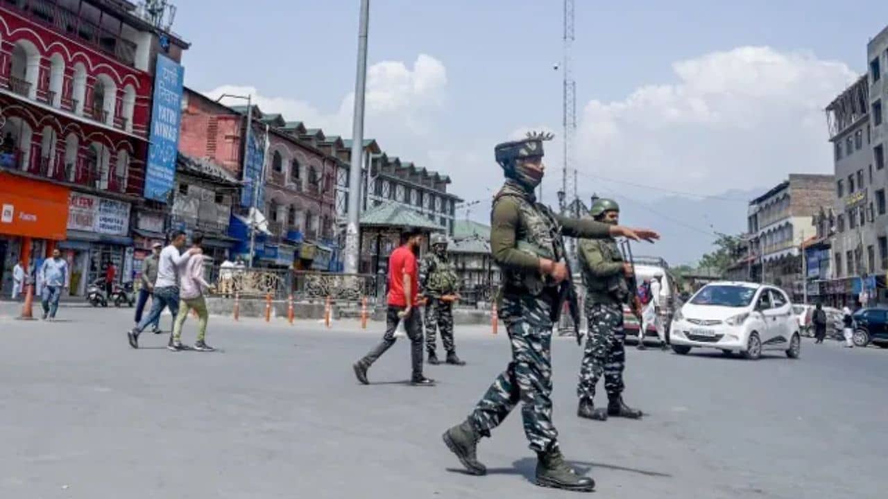 Terrorist Attack: ভোটের মুখে রক্তাক্ত উপত্যকা, জঙ্গিদের গুলিতে ঝাঁঝরা পরিযায়ী শ্রমিক