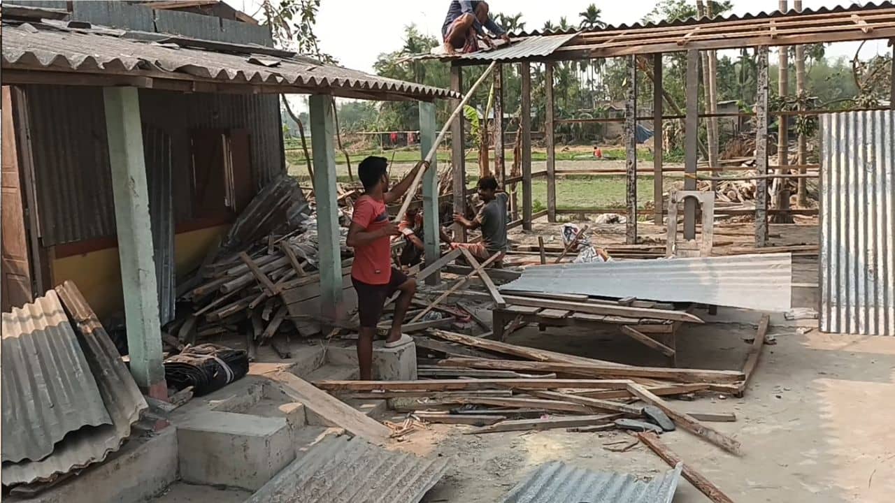 Jalpaiguri: অ্যাকাউন্টে ঢুকল আরও ৪০ হাজার, বুকে বল পাচ্ছেন টর্নেডোয় দুর্গতরা